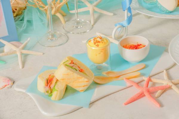 『ベイサイド マリンブルーアフタヌーンティー』幻想的な“ひんやり”演出＆“マリン”モチーフのキュートなスイーツをご堪能