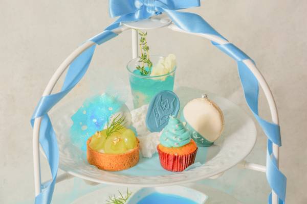 『ベイサイド マリンブルーアフタヌーンティー』幻想的な“ひんやり”演出＆“マリン”モチーフのキュートなスイーツをご堪能
