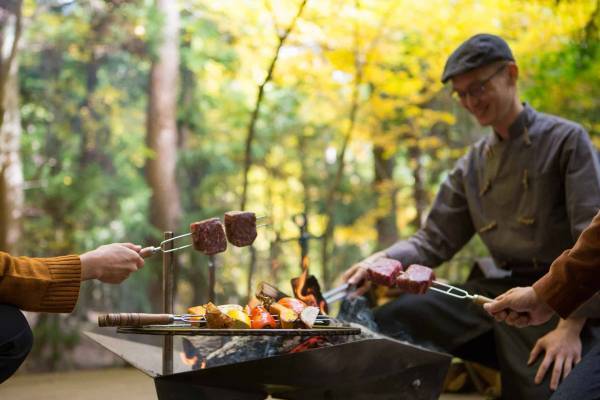 【星のや富士】シェフと一緒に焚き火でのランチを楽しめる「黄葉(おうよう)焚き火BBQ」を今年も提供｜期間：2022年10月1日〜11月30日