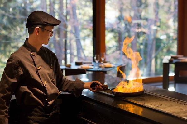 【星のや富士】シェフと一緒に焚き火でのランチを楽しめる「黄葉(おうよう)焚き火BBQ」を今年も提供｜期間：2022年10月1日〜11月30日