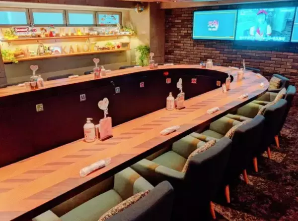 山手線秋葉原駅徒歩2分のコンセプトカフェ＆バー『二次元カノジョ』。青春の懐かしい思い出を再体験できるお店でカラオケを楽しんだり、一日の疲れをお酒で癒したりしませんか？そんな『二次元カノジョ』の魅力をFindグルメで公開。