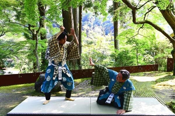 【星のや京都】新緑が木陰をつくる気持ちのよい庭で「新緑の青空狂言」2022年も開催｜期間：2022年5月9日～6月13日の毎週月曜日