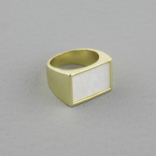 夏コーデに映える、旬なアクセをご提案！シンプルながらさりげなく個性が光る“プレイフル”な新作アクセサリーが登場！