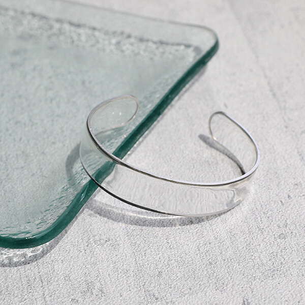 夏コーデに映える、旬なアクセをご提案！シンプルながらさりげなく個性が光る“プレイフル”な新作アクセサリーが登場！