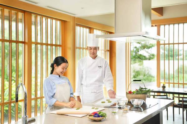 【星のや沖縄】摘みたてのハーブを使った琉球菓子づくりに挑戦「琉球菓子あしび」を開催　～約30種類以上のハーブが育つ「キッチンガーデン」でハーブを収穫～｜開催期間：2023年3月1日～5月31日