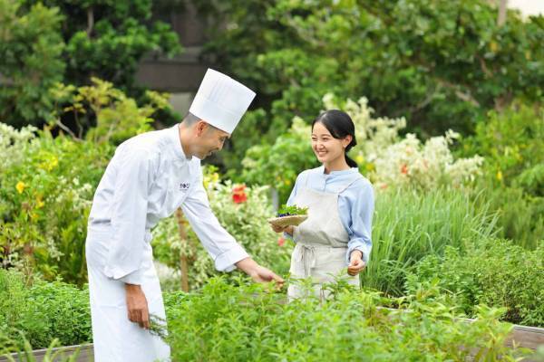 【星のや沖縄】摘みたてのハーブを使った琉球菓子づくりに挑戦「琉球菓子あしび」を開催　～約30種類以上のハーブが育つ「キッチンガーデン」でハーブを収穫～｜開催期間：2023年3月1日～5月31日