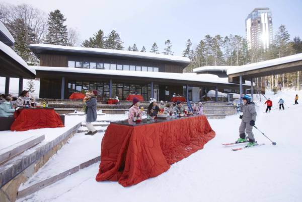 【トマム】ゲレンデに設置されたこたつで北海道ならではの食材を使用したおでんを楽しむ「スキーインスキーアウトこたつラウンジ」登場 ～ホットドリンクやクラフトビール10種もご用意～｜期日：2022年12月1日