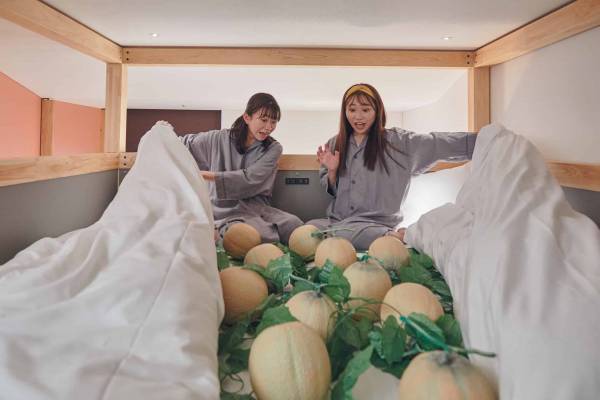 【BEB5土浦】ベッドがメロンだらけになっていたり、お風呂に蓮の花が咲いていたり...「茨城の魅力をとことん体験！夏のハプニングステイ」実施｜期間：2022年6月1日～8月31日