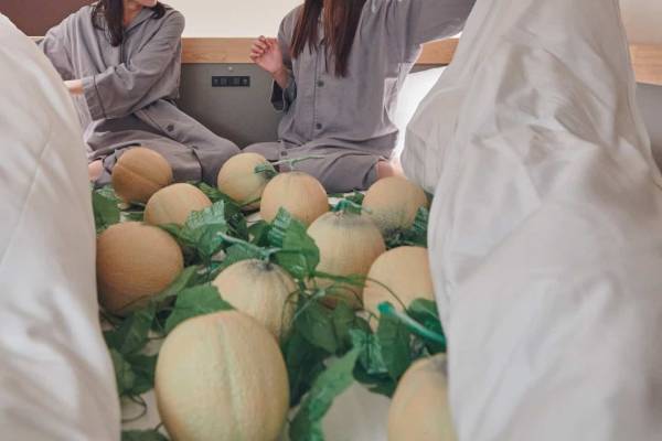 【BEB5土浦】ベッドがメロンだらけになっていたり、お風呂に蓮の花が咲いていたり...「茨城の魅力をとことん体験！夏のハプニングステイ」実施｜期間：2022年6月1日～8月31日