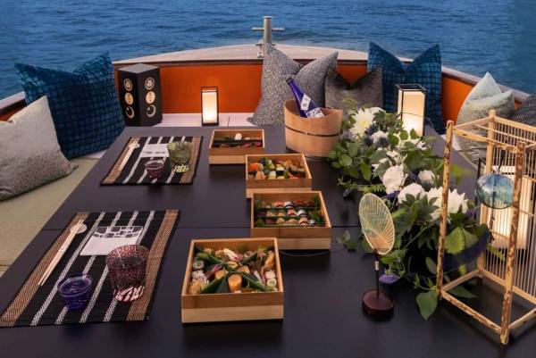 【星のや東京】隅田川で「お江戸船上夕涼み」開催　貸切舟で夏酒と老舗料亭の四段重を堪能｜期間：2022年6月1日～8月31日