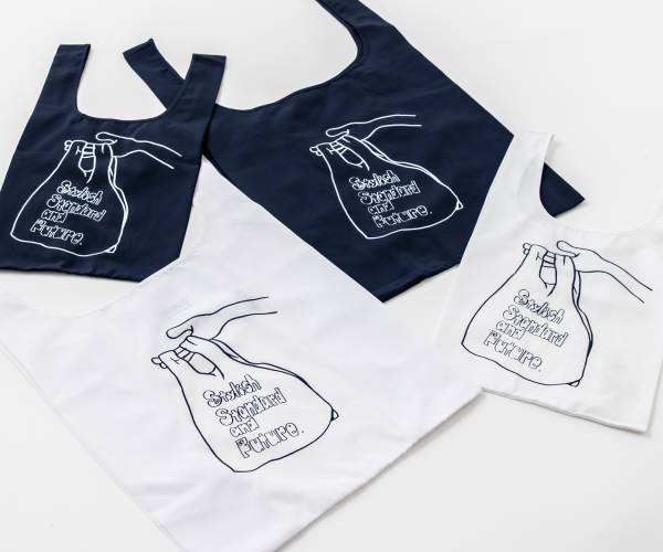 SHIPSは持続可能な未来を築いていくために全店舗 にて衣料品の回収を開始いたします。