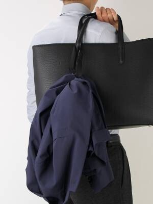 汗ばむ季節でも仕事で上着が必要なビジネスパーソンにおすすめ　バッグにかけることで持ち運びが便利なセットアップスーツを発売
