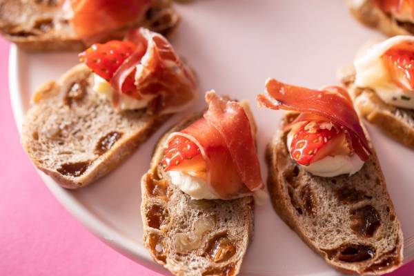 名古屋都心の結婚式場で“夜のいちご狩り”！様々な工夫が施された15種類の大人かわいいスイーツといちごを使用した絶品フード6種が食べ放題！『魅惑のストロベリーナイト 』開催