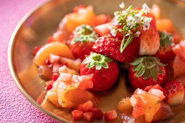 名古屋都心の結婚式場で“夜のいちご狩り”！様々な工夫が施された15種類の大人かわいいスイーツといちごを使用した絶品フード6種が食べ放題！『魅惑のストロベリーナイト 』開催