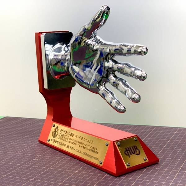 ４月１日（金）～「HUB GRAMPUS PUB MIRAI TOWER店」にて名古屋グランパス ランゲラック選手のハンドモニュメントを常設展示いたします。