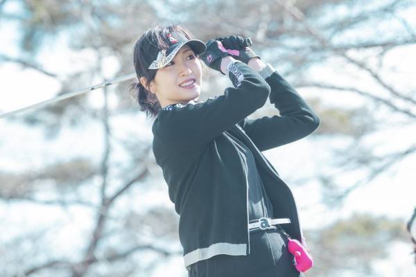 元アイドリング!!!横山ルリカが人生2回目のラウンド＆番組初登場！長身とすらりとした美脚で、上下ブラックのウエアを着こなす！「ゴルフ女子 ヒロインバトル」3月6日（日）ひる1時30分 BS12で放送！