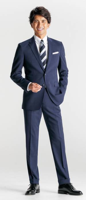 汗ばむ季節は、上着をバッグにハンギング！ 屋外での持ち歩きに便利な『ハングスーツ』登場、「洋服の青山」から発売