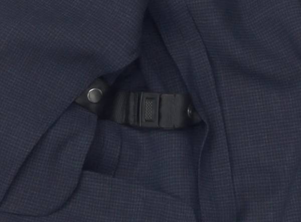 汗ばむ季節は、上着をバッグにハンギング！ 屋外での持ち歩きに便利な『ハングスーツ』登場、「洋服の青山」から発売