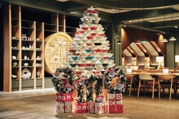 【OMO7旭川】どんぶりで作ったクリスマスツリーと共に、ラーメンや本物のラーメンそっくりなパフェを食べるイベント「ラーメンどんぶりクリスマス」開催｜期間：2022年12月1日～25日