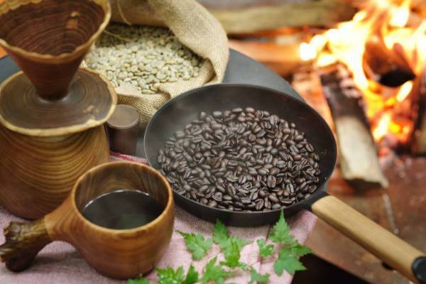 【星のや富士】ワインとコーヒーを組み合わせた「バレルエイジドコーヒー」を知り、グランピングマスターのサポートのもと、焙煎から焚き火でオリジナルの一杯を淹れるまでを堪能する「コーヒーディスカバリー」を提供｜期間：2023年3月1日～5月31日