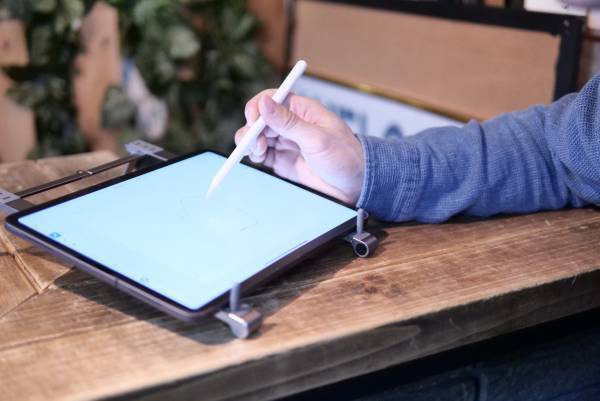 1秒で3WAYに変形するPCスタンド　1台３役のミニマルなマルチスタンドが公式サイトで一般販売開始