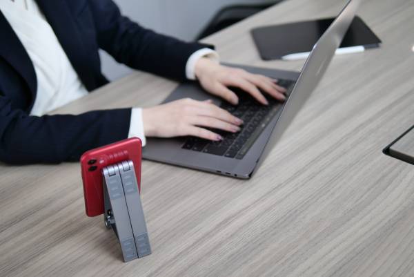 1秒で3WAYに変形するPCスタンド　1台３役のミニマルなマルチスタンドが公式サイトで一般販売開始