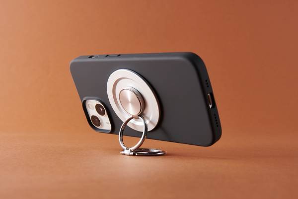 シンプルの中にもプラスがあるブランド「Simplism」より、使用中のケースがMagSafe対応になるメタルリングと、リングスタンドを発売