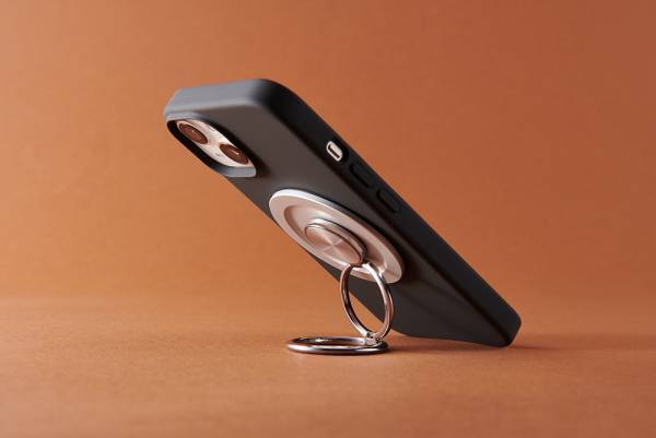 シンプルの中にもプラスがあるブランド「Simplism」より、使用中のケースがMagSafe対応になるメタルリングと、リングスタンドを発売