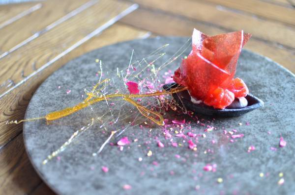 【スイーツが彩る芸術的な世界を堪能！】「眠れる森の美女」をテーマにお客様の目の前で仕上げるライブデザートコースを楽しんで