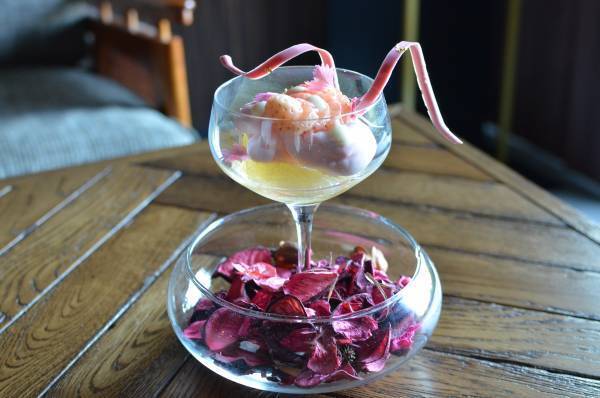 【スイーツが彩る芸術的な世界を堪能！】「眠れる森の美女」をテーマにお客様の目の前で仕上げるライブデザートコースを楽しんで