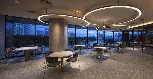 【スイーツが彩る芸術的な世界を堪能！】「眠れる森の美女」をテーマにお客様の目の前で仕上げるライブデザートコースを楽しんで