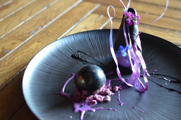 【スイーツが彩る芸術的な世界を堪能！】「眠れる森の美女」をテーマにお客様の目の前で仕上げるライブデザートコースを楽しんで