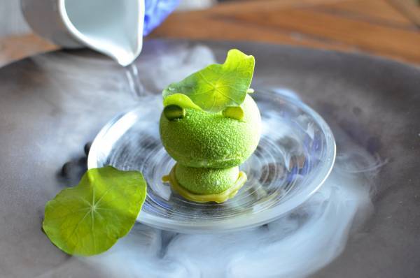 【スイーツが彩る芸術的な世界を堪能！】「眠れる森の美女」をテーマにお客様の目の前で仕上げるライブデザートコースを楽しんで