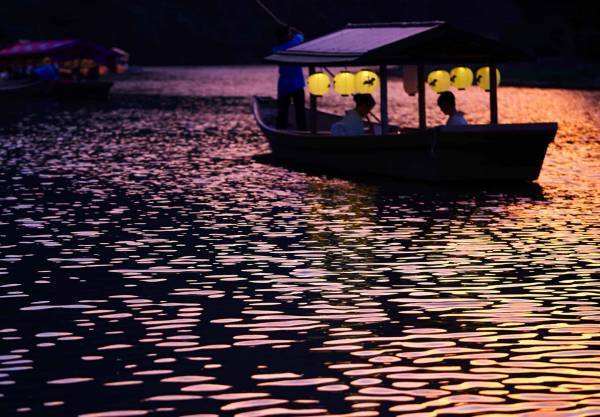 【星のや京都】1日1組限定「プライベート鵜飼(うかい)鑑賞舟」開催　料理長特製の鵜籠膳(うかごぜん)と三味線の生演奏も｜期間：2022年7月1日～9月23日