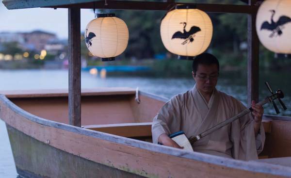 【星のや京都】1日1組限定「プライベート鵜飼(うかい)鑑賞舟」開催　料理長特製の鵜籠膳(うかごぜん)と三味線の生演奏も｜期間：2022年7月1日～9月23日