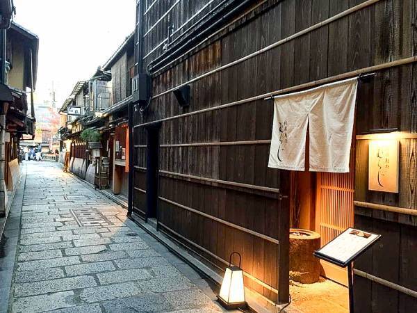 歴史紡ぐ花街・祇園で食べる温故知新。「祇園麺処むらじ」で女性に人気のラーメンを