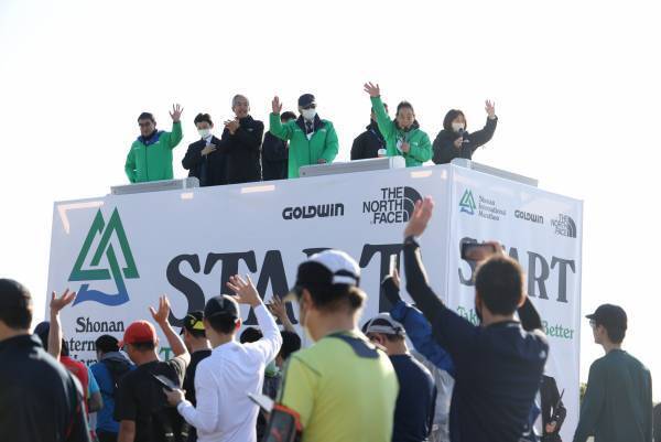 スターターを務めた河野太郎大会名誉会長も激励、 “世界最初のマイボトル・ランナー” 約2万人が駆け抜けた湘南国際マラソン