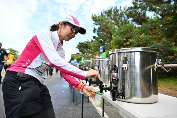 スターターを務めた河野太郎大会名誉会長も激励、 “世界最初のマイボトル・ランナー” 約2万人が駆け抜けた湘南国際マラソン