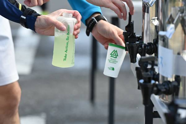 スターターを務めた河野太郎大会名誉会長も激励、 “世界最初のマイボトル・ランナー” 約2万人が駆け抜けた湘南国際マラソン