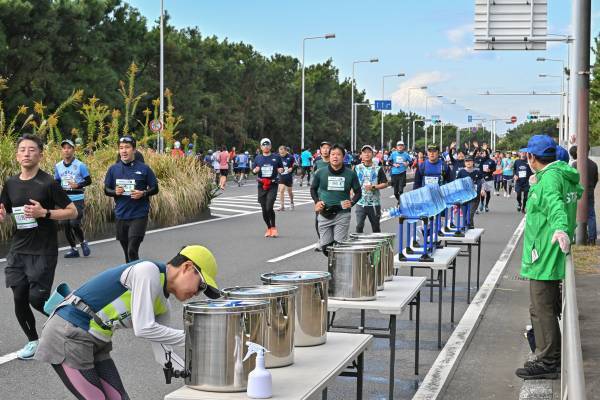 スターターを務めた河野太郎大会名誉会長も激励、 “世界最初のマイボトル・ランナー” 約2万人が駆け抜けた湘南国際マラソン