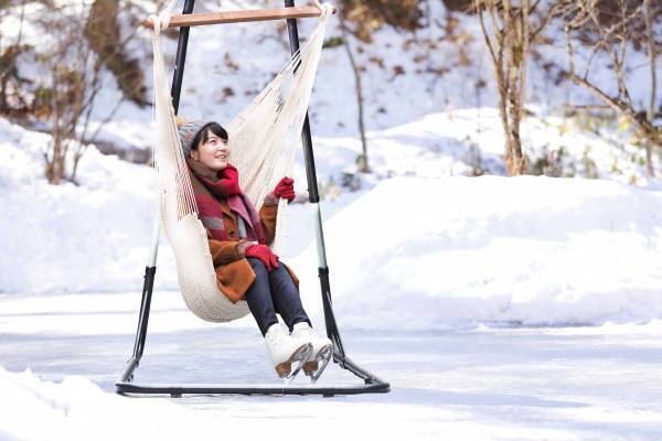 【軽井沢星野エリア】天然氷エリアで浅間山を眺めながらスケートが楽しめる「ケラ池スケートリンク」が12月25日に全面オープン ～氷上でゆったり空を見上げるチェアハンモックが新登場～｜オープン予定日：2022年12月25日