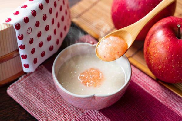 【青森屋】足湯で温まりながら雪かきスコップ三味線を演奏「足湯でスコップ三味線」を実施 ～温かいりんご甘酒とスコップ三味線奏者認定証をご用意～｜期間：2022年12月1日～2023年4月2日