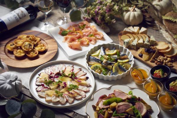 秋の夜風が心地よいテラスで楽しめる「秋の味覚と ワイン＆スイーツブッフェ」10/1より販売開始！