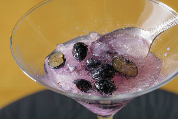 『ゴッホ・アライブ』とのコラボレーション！  上段は“ひまわり”、下段は“星月夜”をモチーフにした、アーティスティックなご褒美パフェ 「大人のご褒美パフェ ～Van Gogh Alive～」販売