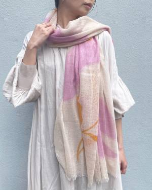 一足早く春を取り入れる◎　ニーディングカシミヤのストールブランド「Luna Luce Lit to（ルナルーチェ リット）」　２２年春の新柄【MOONBAT】