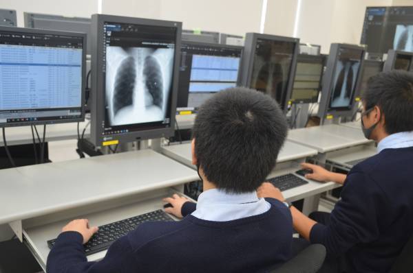 【森ノ宮医療大学】最先端医療を体験！「中学生サマーセミナー」を開催―臨床検査・臨床工学・診療放射線―