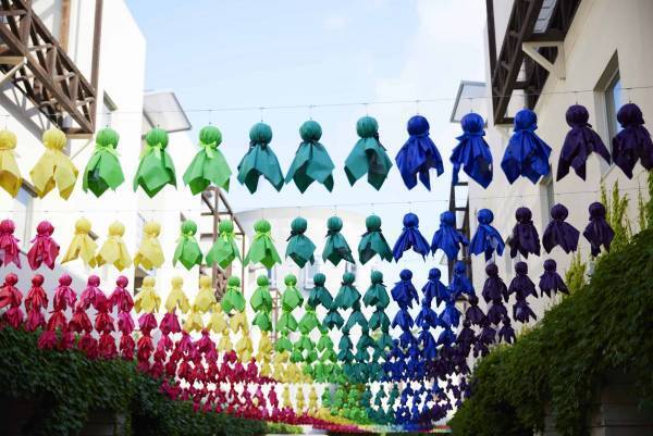 【リゾナーレ八ヶ岳】ピーマン通りに1,500個の親子ふれふれ坊主が登場！雨を楽しむイベント「八ヶ岳ふれふれスカイ」開催｜期間：2022年6月1日～7月10日