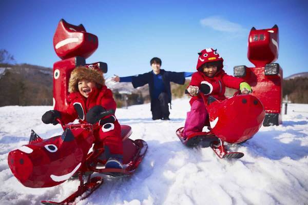 【磐梯山温泉ホテル】赤べこをモチーフにした「赤べこそり]などの遊具で、ここでしか体験できない雪遊びを楽しめる「でっこら赤べこ雪広場」がオープン ～2022-23シーズンは赤べこ雪上車が新登場～｜期間：2022年12月23日～2023年3月26日