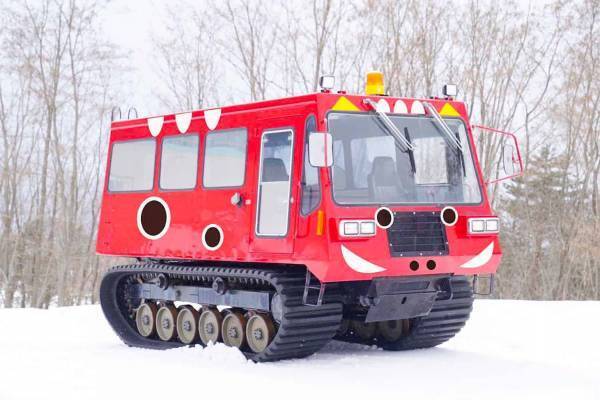 【磐梯山温泉ホテル】赤べこをモチーフにした「赤べこそり]などの遊具で、ここでしか体験できない雪遊びを楽しめる「でっこら赤べこ雪広場」がオープン ～2022-23シーズンは赤べこ雪上車が新登場～｜期間：2022年12月23日～2023年3月26日