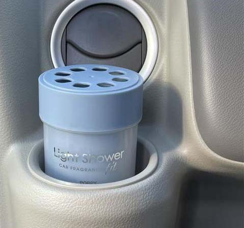 シリーズ累計500万個突破の自動車用芳香剤ライトシャワーからカップホルダー対応タイプが登場！